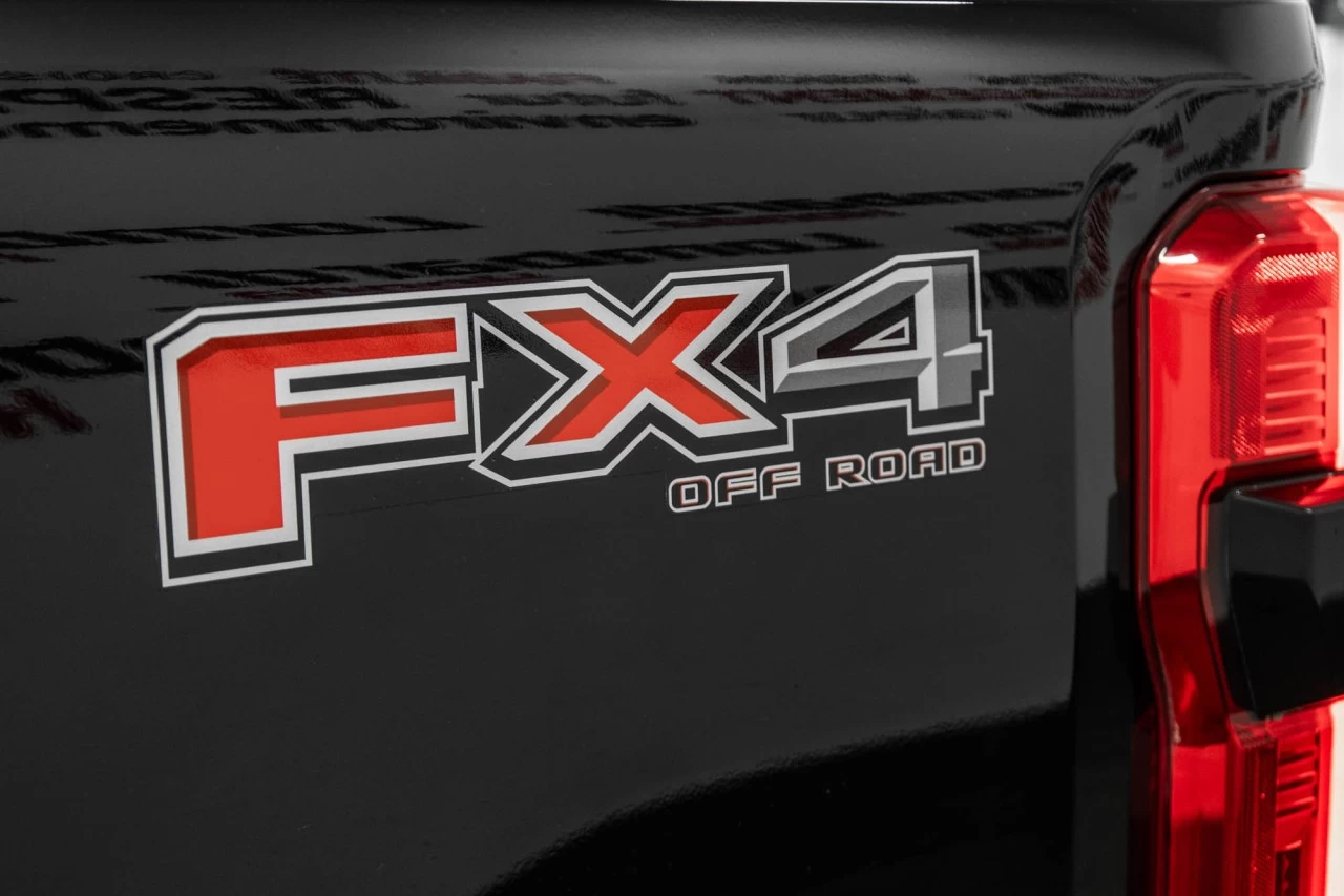 2025 Ford F-250 Platinum Main Image