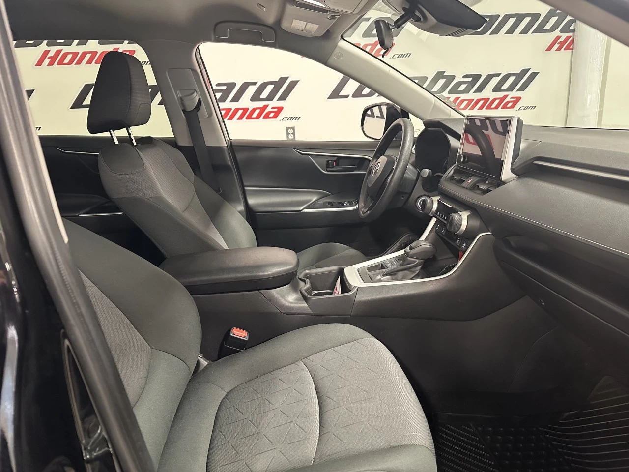 2024 Toyota RAV4 LE Image principale