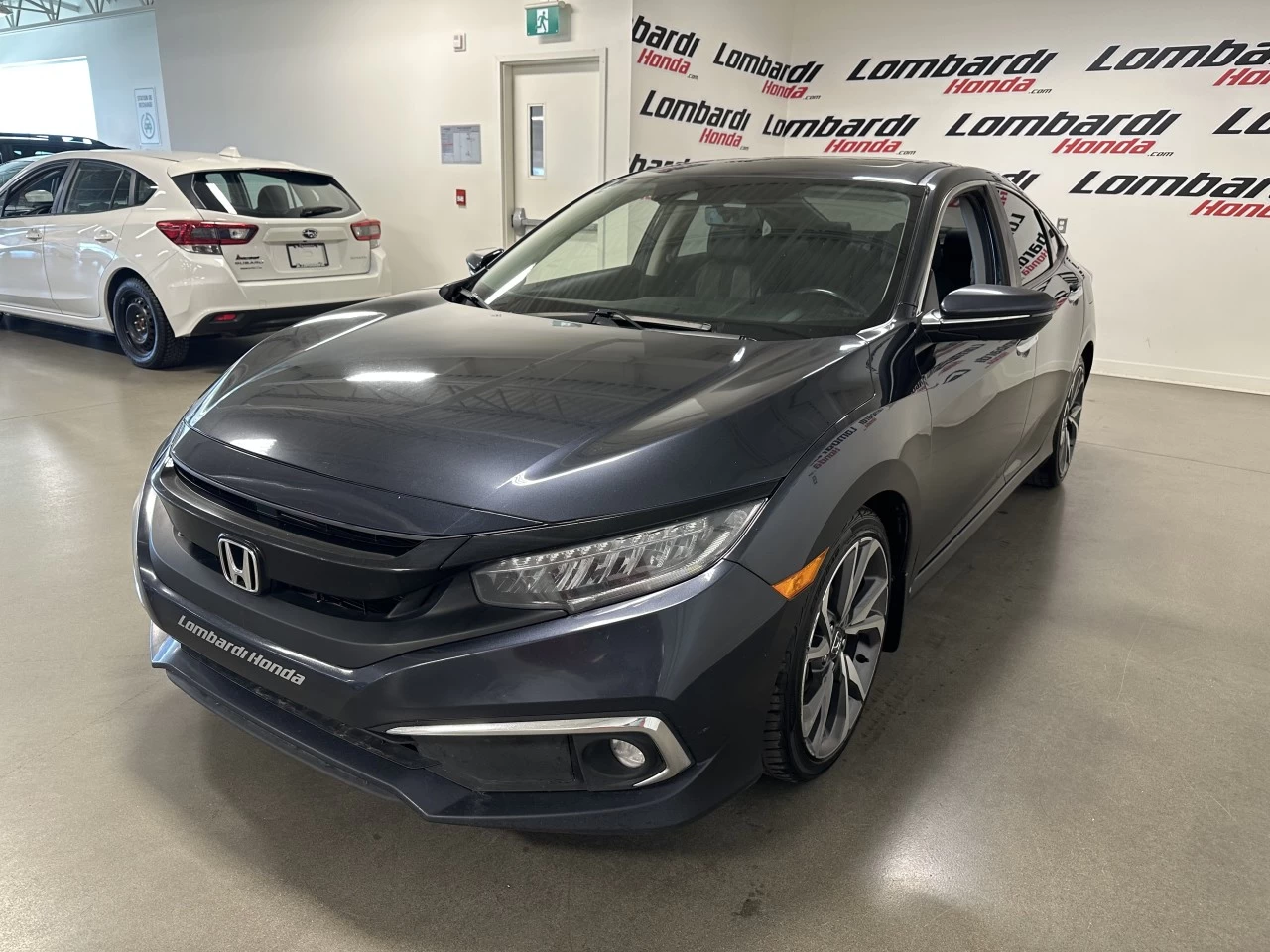 2019 Honda Civic
                                                    Touring Main Image
