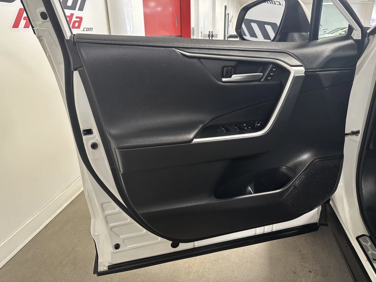 2021 Toyota RAV4
                                                    Limited Image principale
