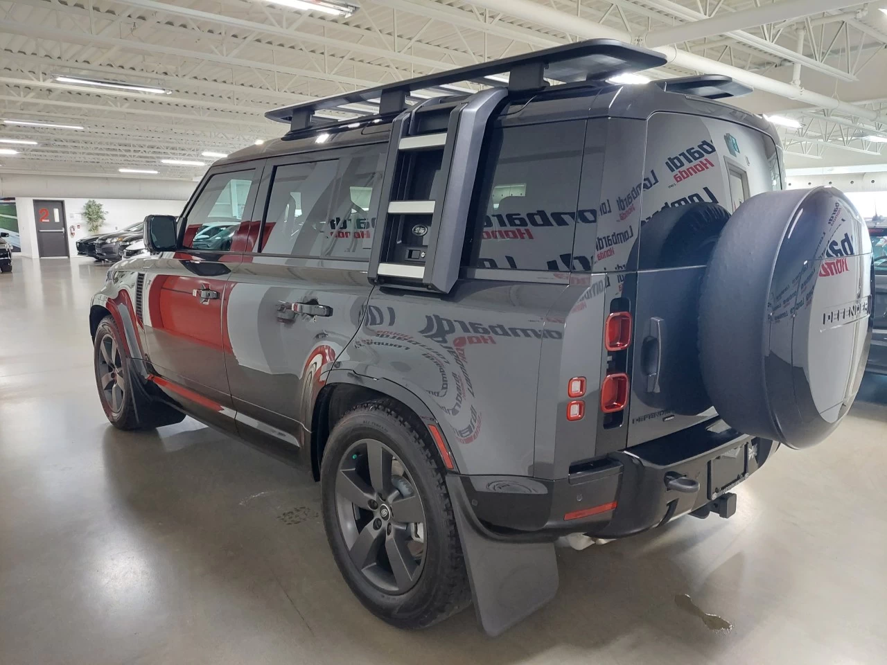 2023 Land Rover Defender
                                                    110 P400 X-Dynamic SE Carpathian Grey Image principale