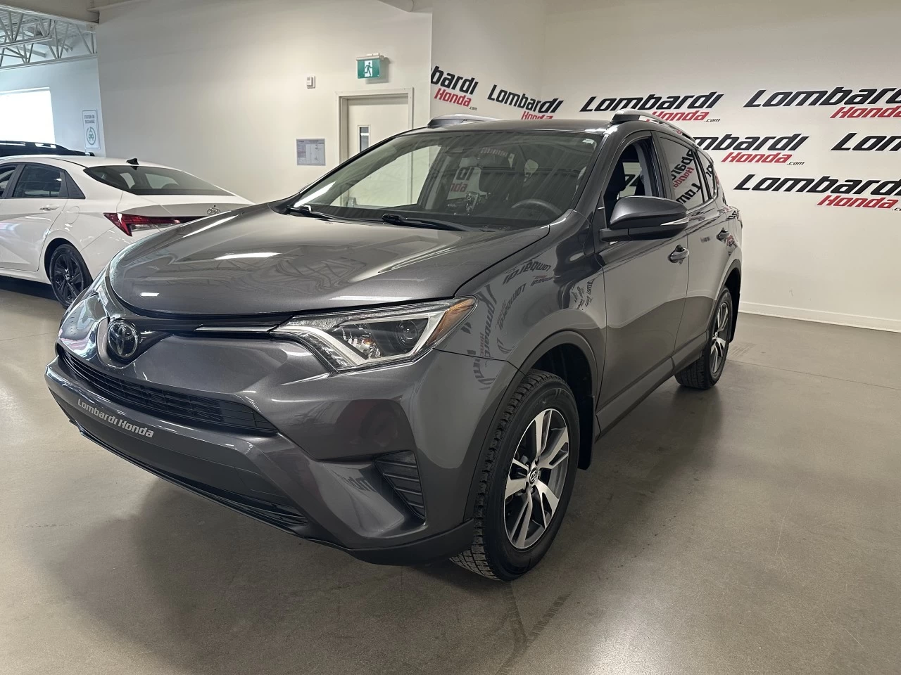 2018 Toyota RAV4
                                                    LE Main Image
