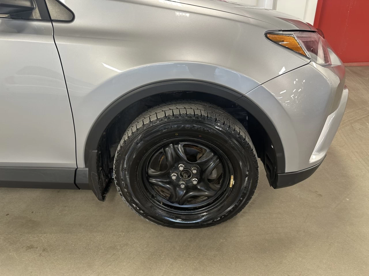 2018 Toyota RAV4 LE Image principale