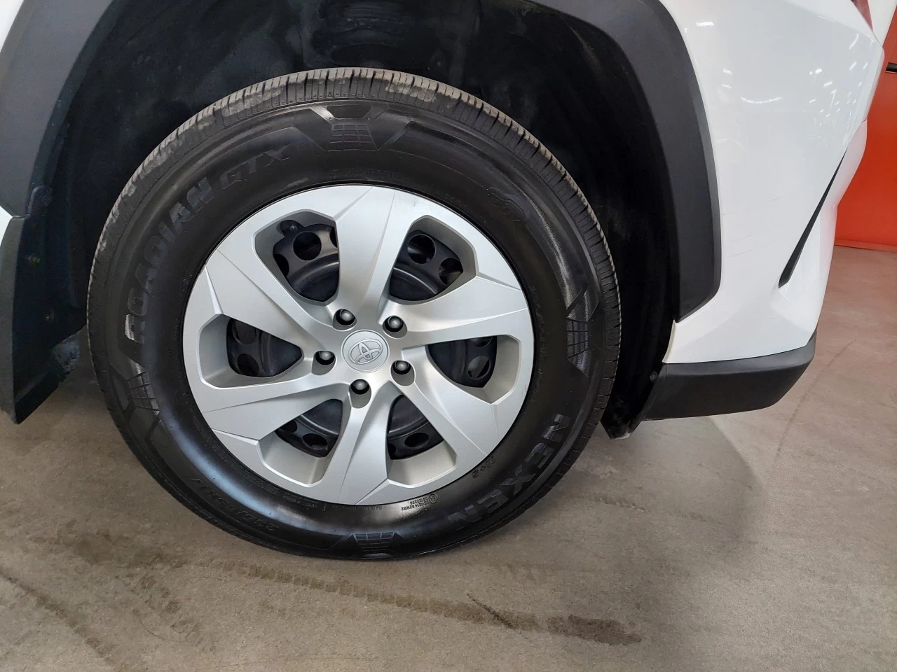 2021 Toyota RAV4
                                                    LE Image principale