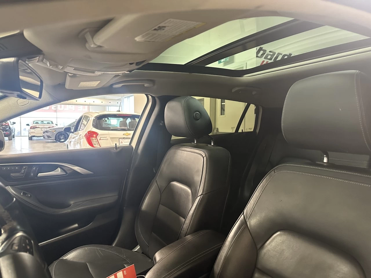 2017 INFINITI QX30 AWD 4dr Image principale