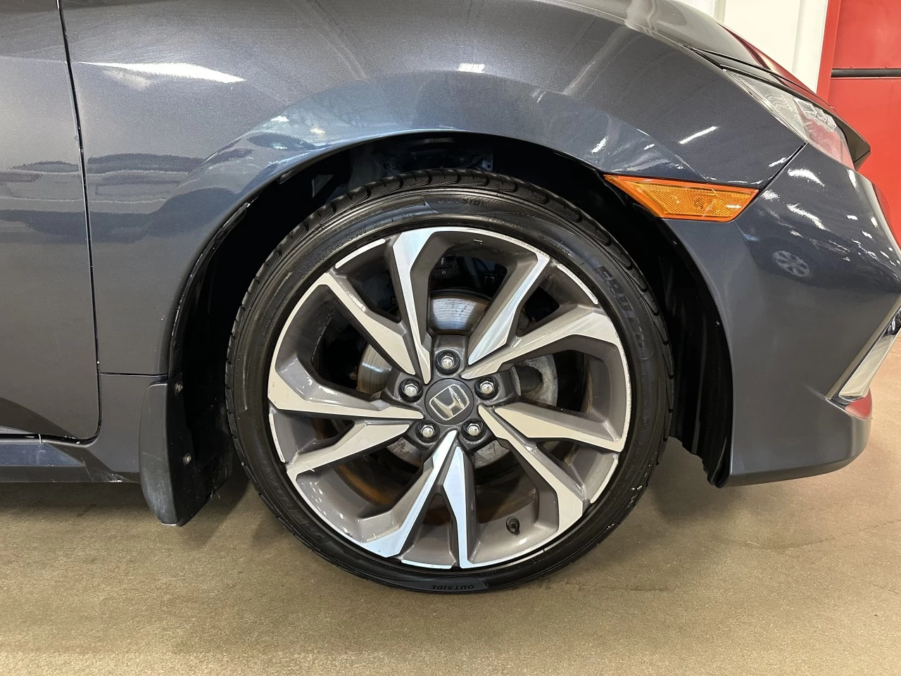 2019 Honda Civic
                                                    Touring Main Image