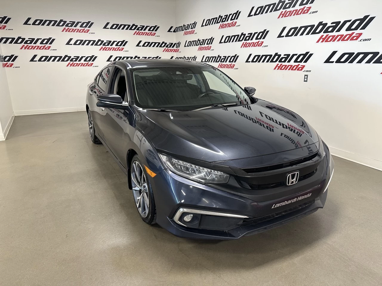 2019 Honda Civic
                                                    Touring Main Image