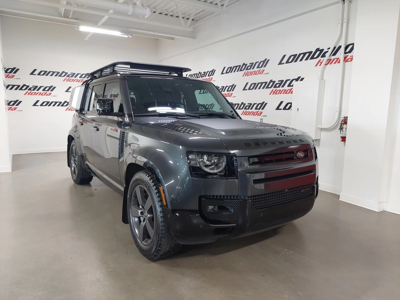 2023 Land Rover Defender
                                                    110 P400 X-Dynamic SE Carpathian Grey Image principale