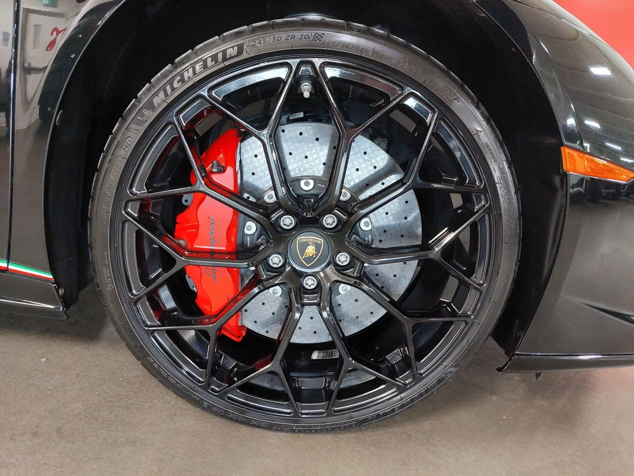 2018 Lamborghini Huracan Performante CPO 12Mois+ https://www.lombardihonda.com/resize/b990ff35b810a3abc0cc817b2ca24889-1