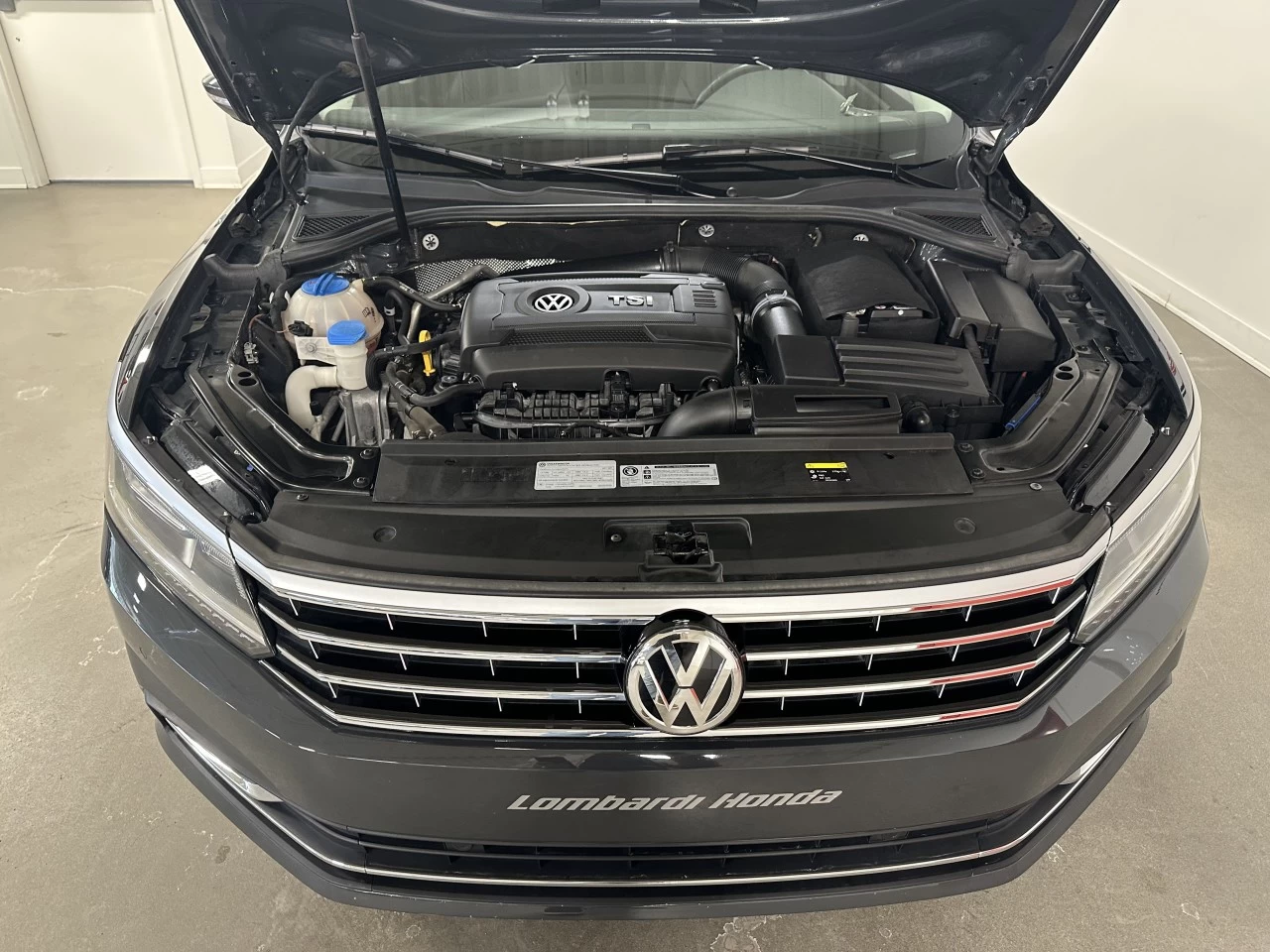2017 Volkswagen Passat Highline Main Image