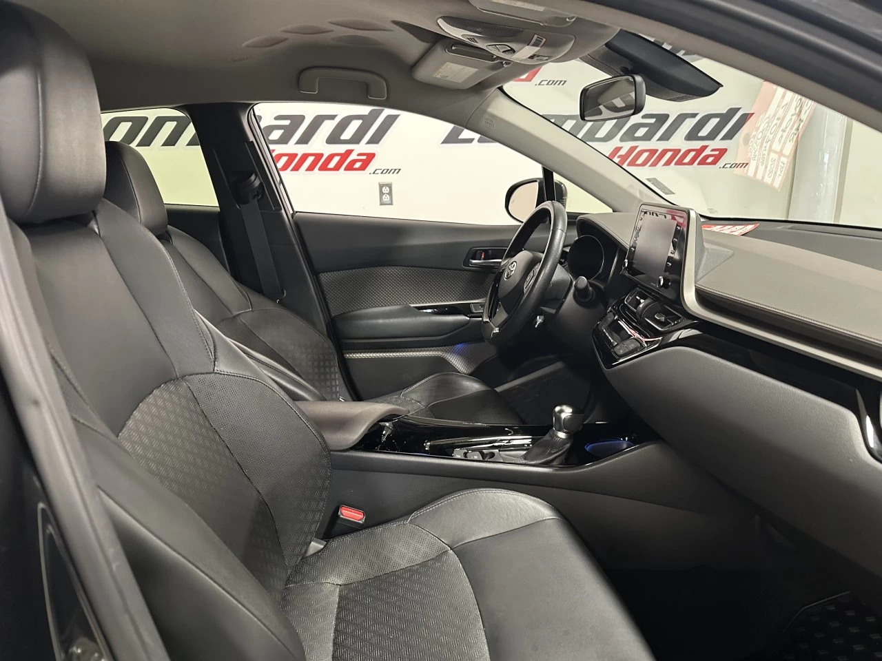 2020 Toyota C-HR XLE Image principale