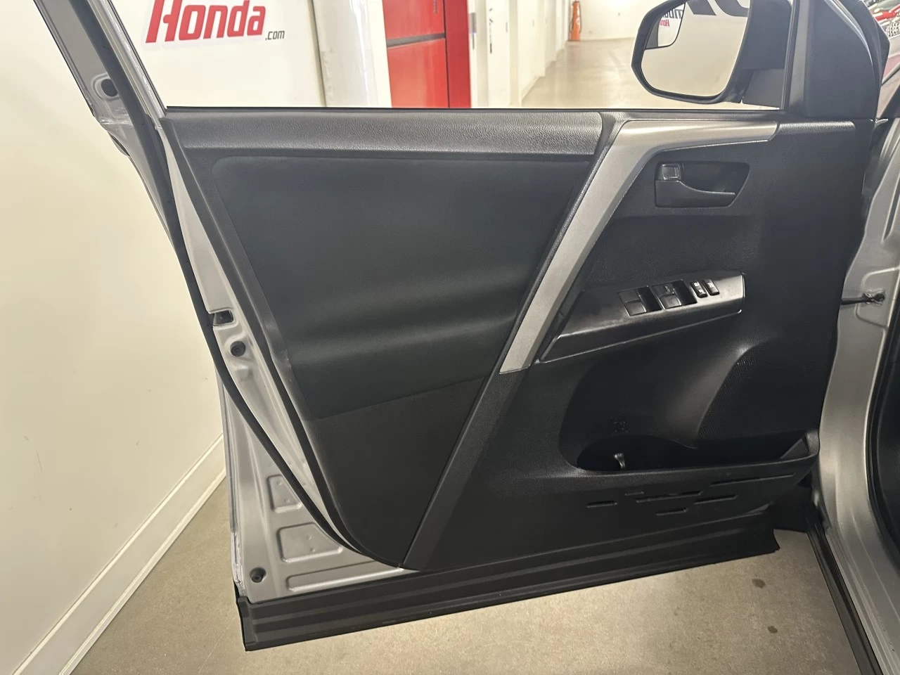 2018 Toyota RAV4 LE Image principale