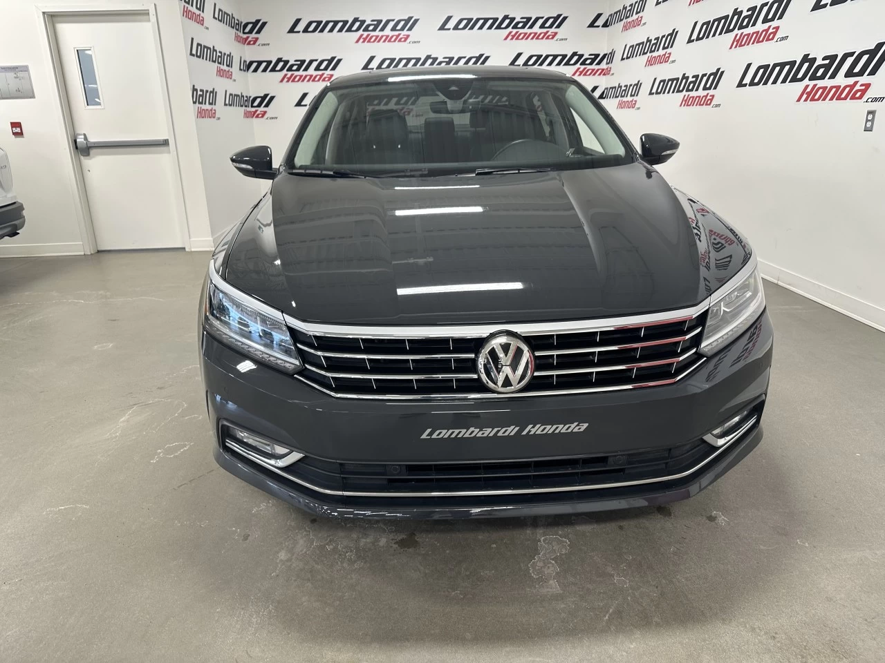 2017 Volkswagen Passat Highline Main Image