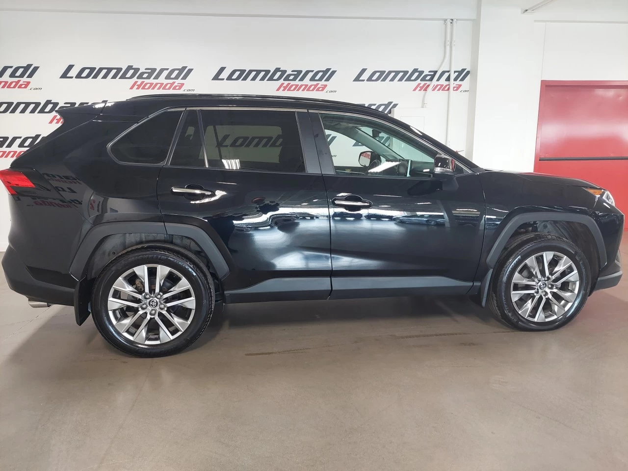 2020 Toyota RAV4
                                                    LIMITED Image principale