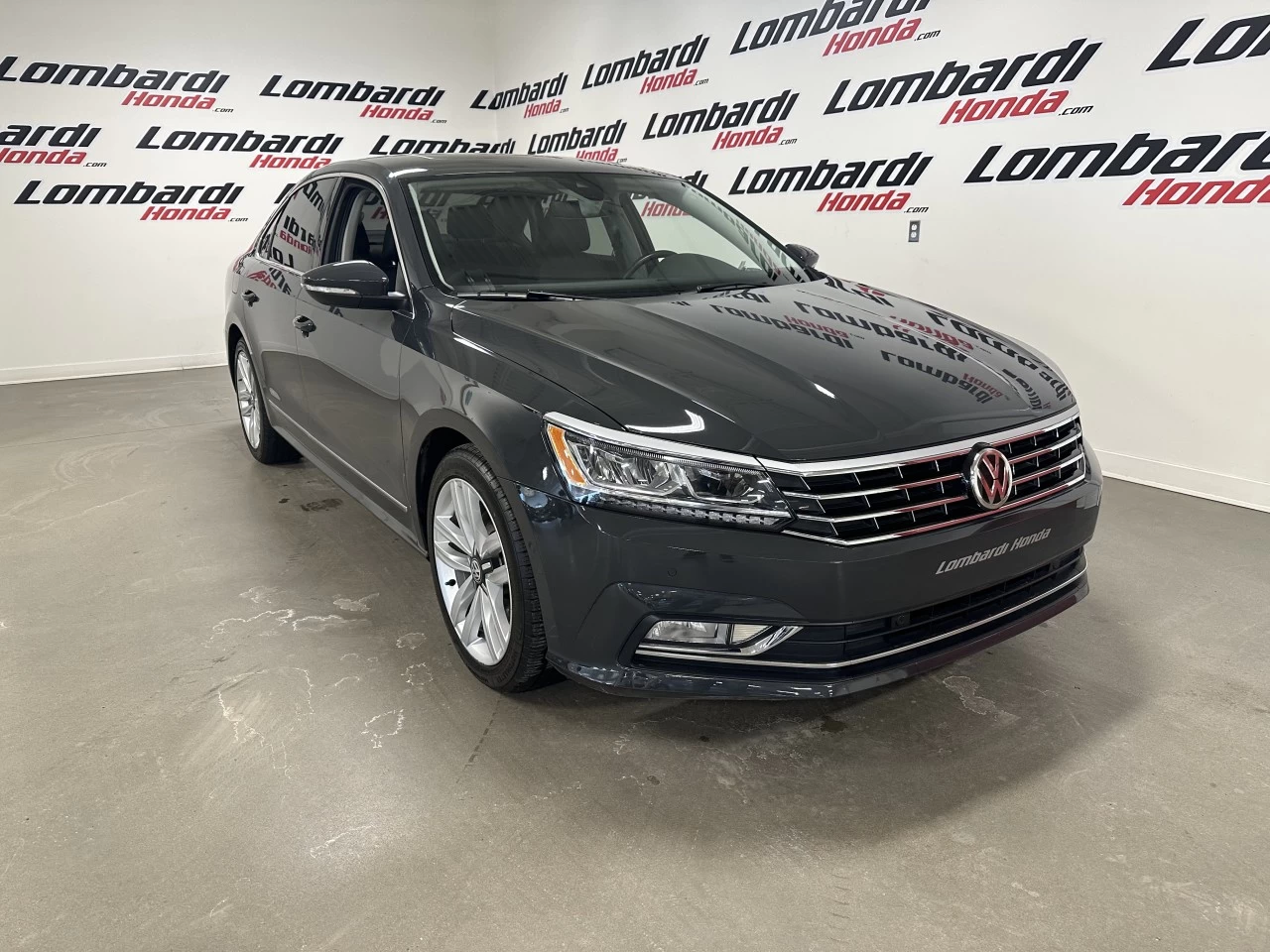 2017 Volkswagen Passat Highline Main Image