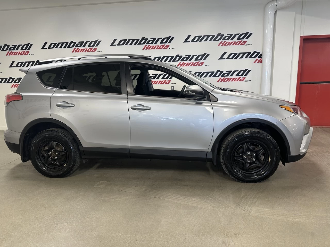 2018 Toyota RAV4 LE Image principale