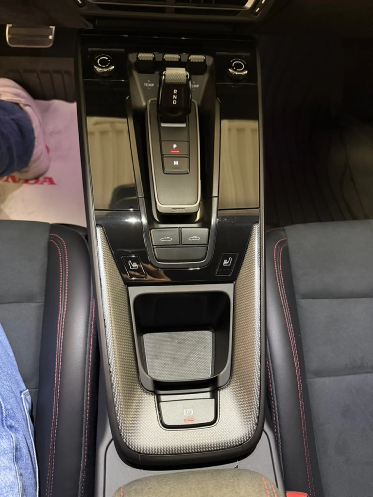 2024 Porsche 911 4 GTS Main Image