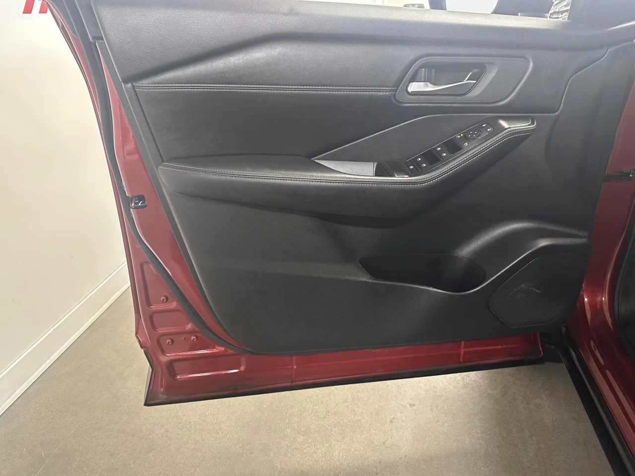 2025 Nissan Rogue SV Main Image