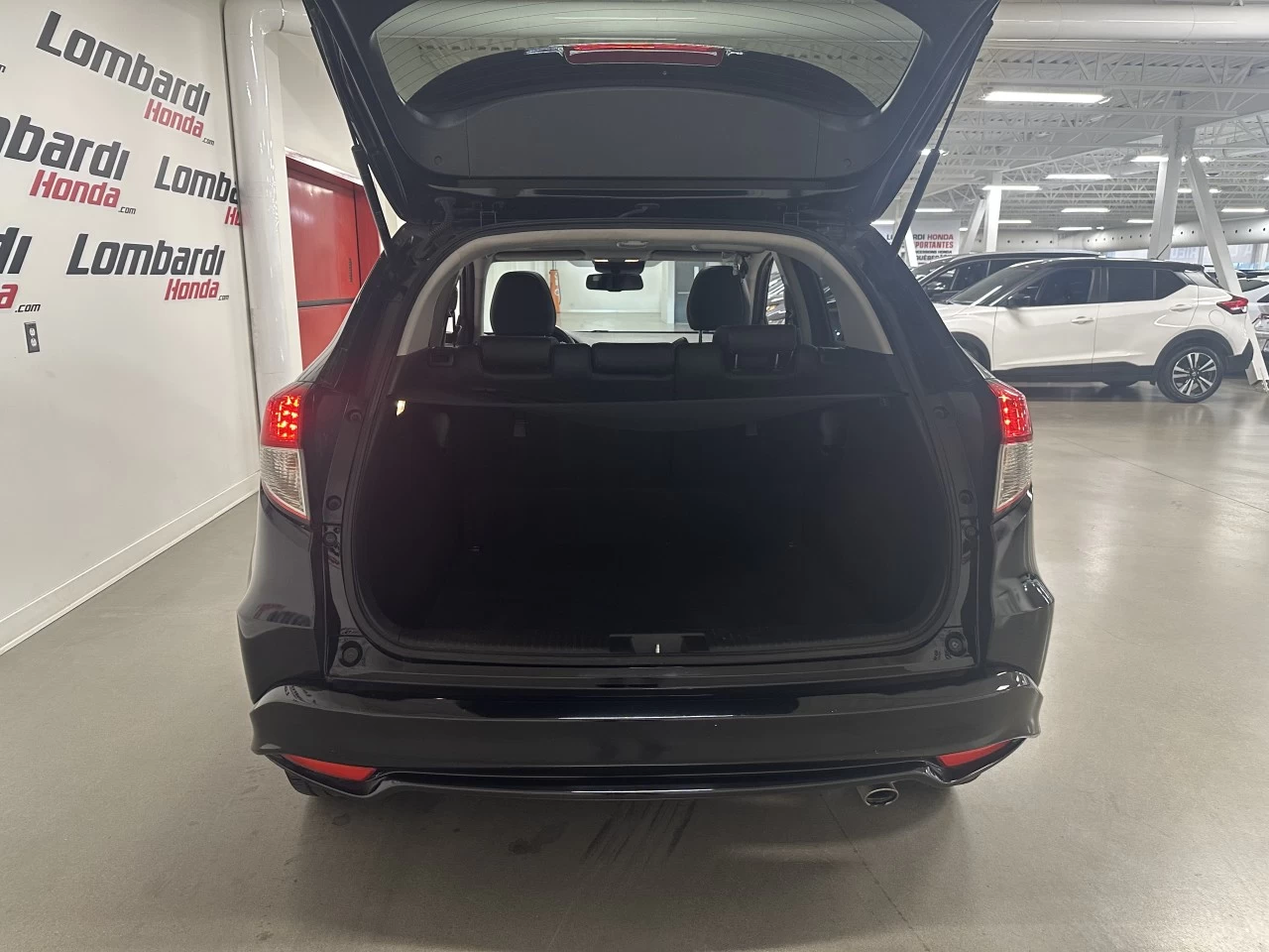 2022 Honda HR-V Touring Main Image