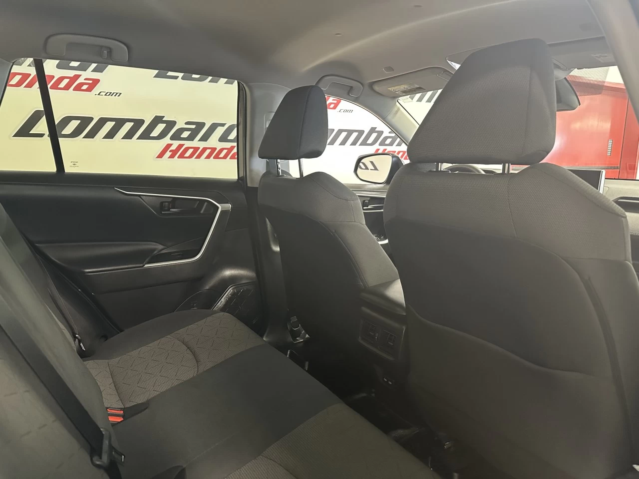2023 Toyota RAV4
                                                    LE Image principale