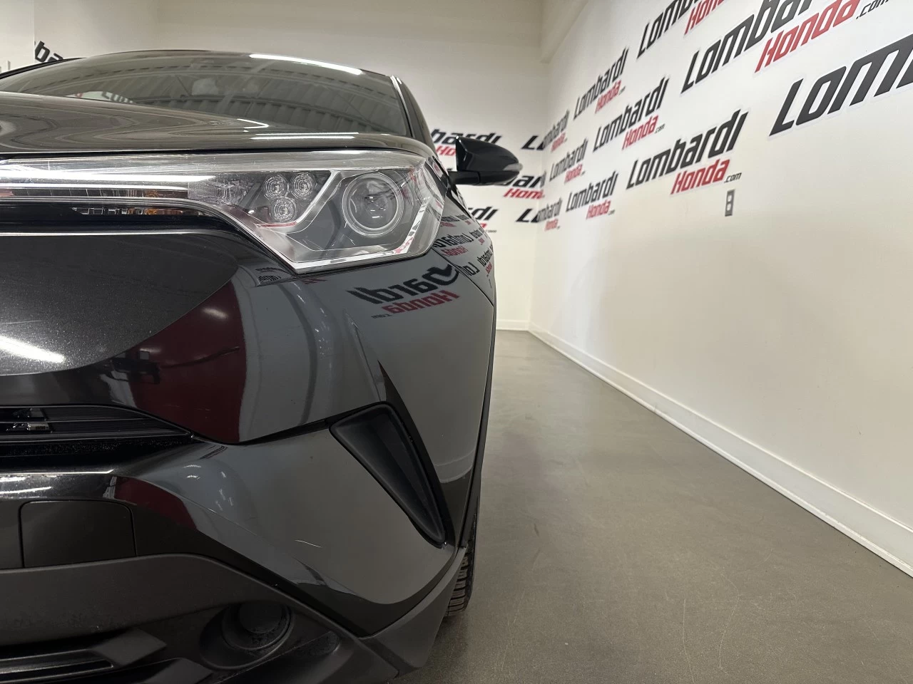 2018 Toyota C-HR
                                                    XLE Image principale