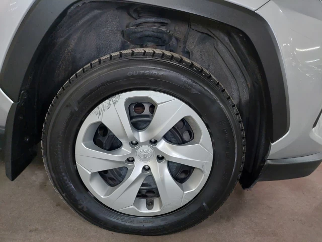 Toyota RAV4 LE 2021