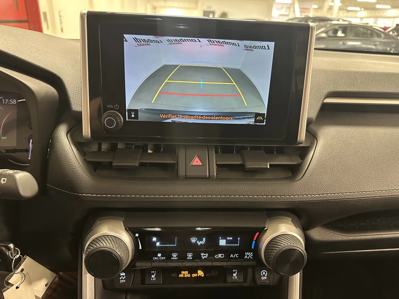 2024 Toyota RAV4 LE Image principale