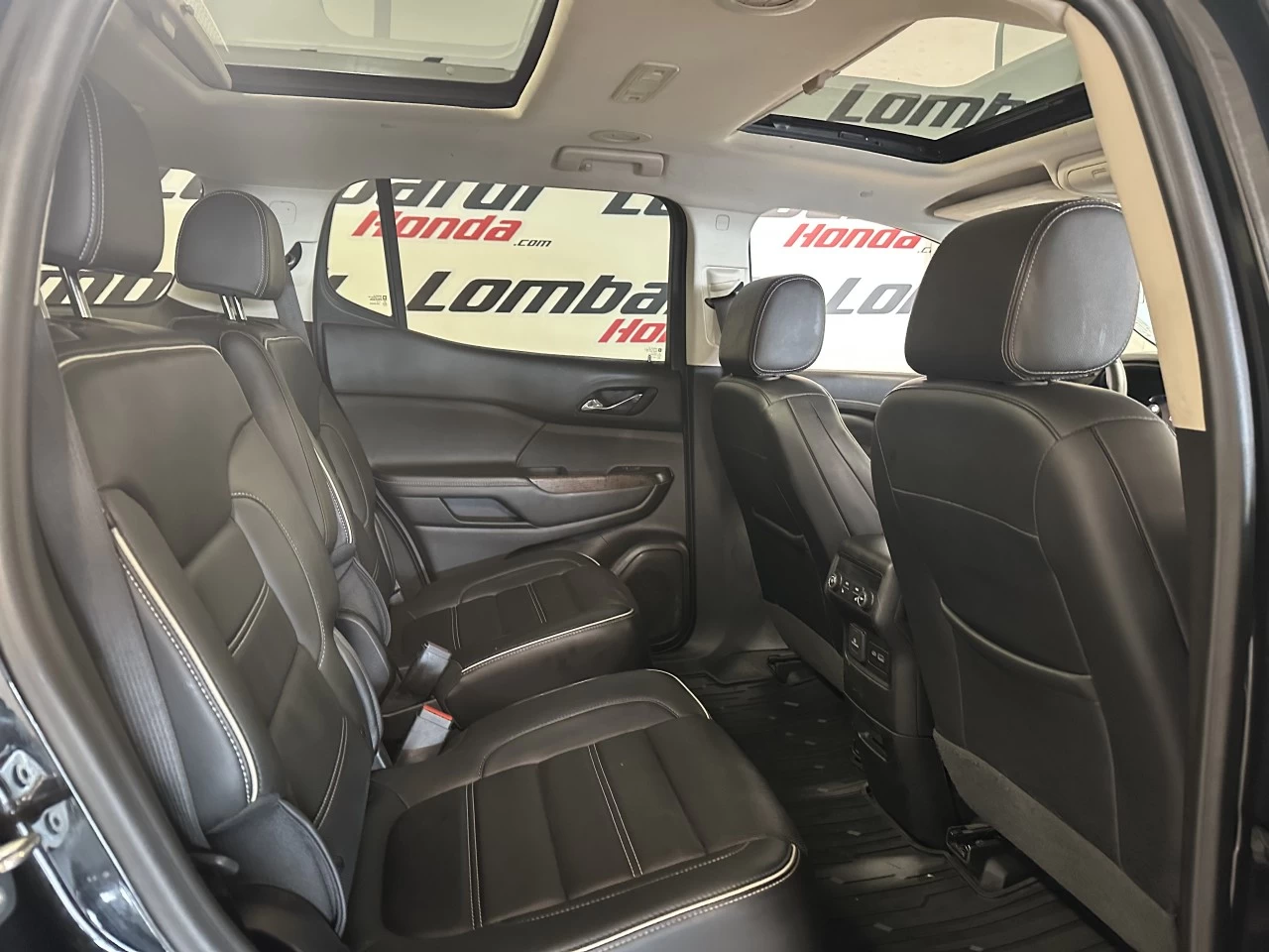 2023 GMC Acadia Denali Image principale