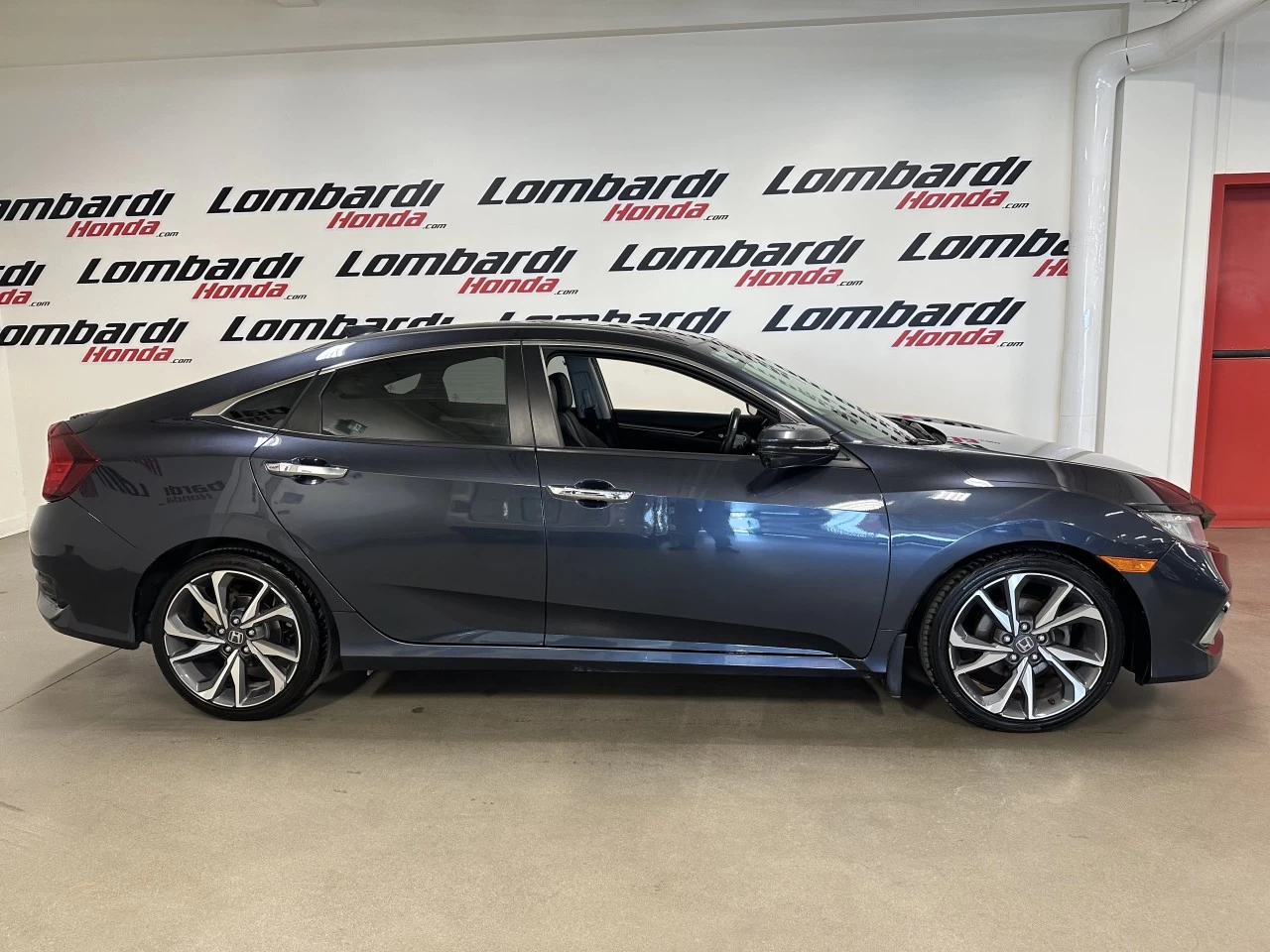 2019 Honda Civic
                                                    Touring Main Image