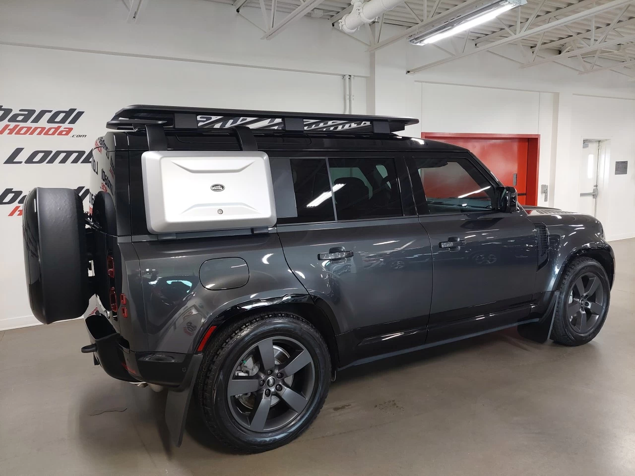 2023 Land Rover Defender
                                                    110 P400 X-Dynamic SE Carpathian Grey Image principale