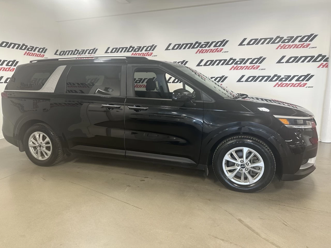 2024 Kia Carnival LX+ Main Image