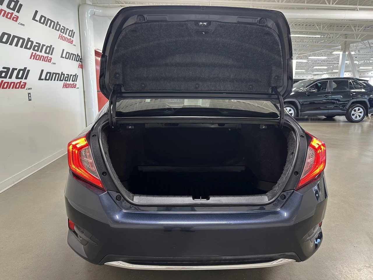 2019 Honda Civic
                                                    Touring Main Image