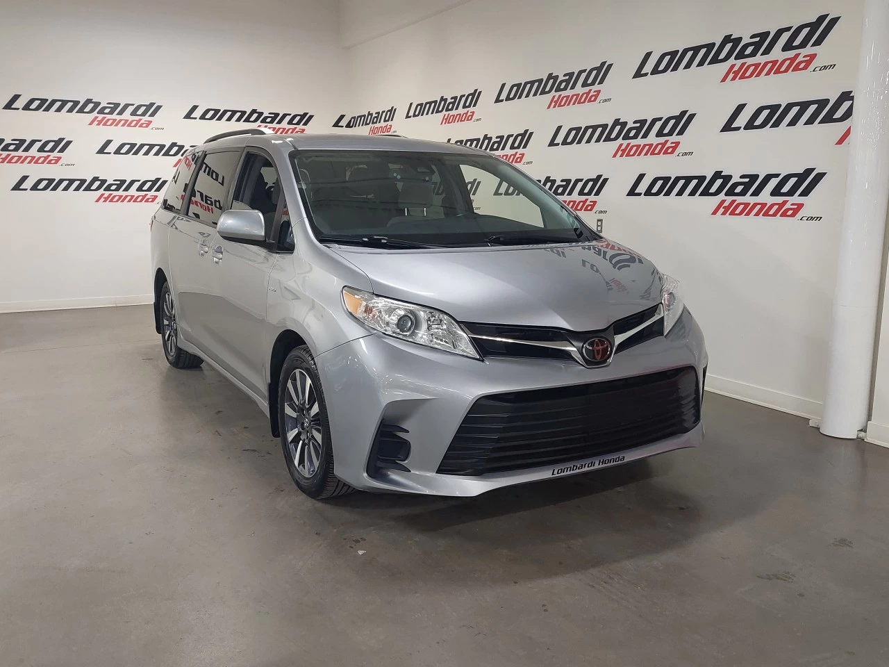 2018 Toyota Sienna
                                                    LE Image principale