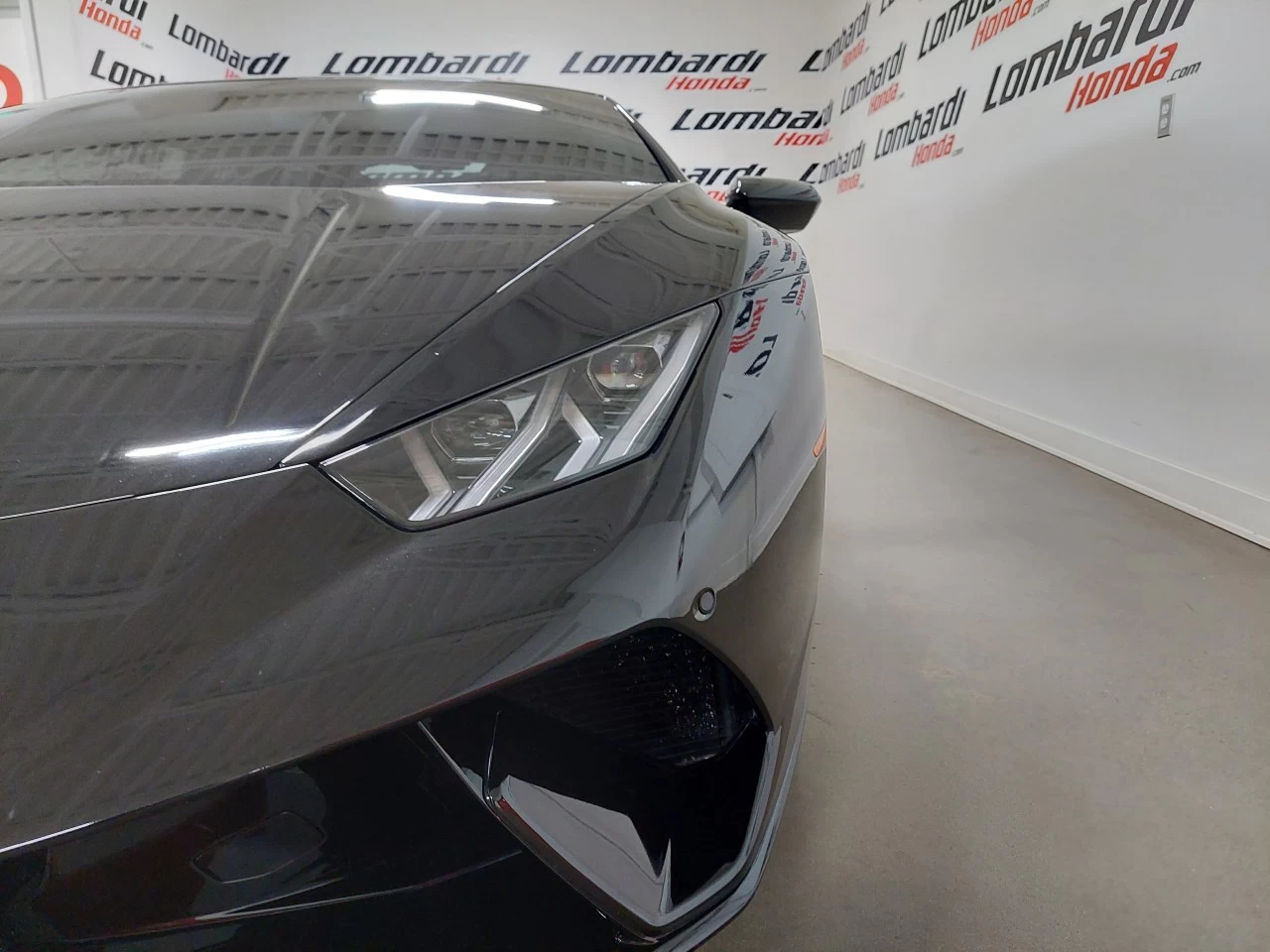 2018 Lamborghini Huracan Performante CPO 12Mois+ https://www.lombardihonda.com/resize/b990ff35b810a3abc0cc817b2ca24889-1