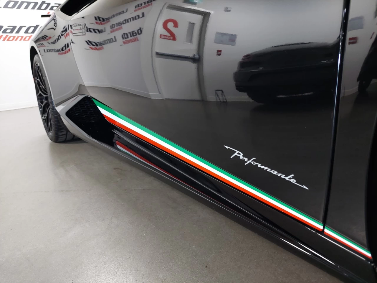 2018 Lamborghini Huracan Performante CPO 12Mois+ https://www.lombardihonda.com/resize/b990ff35b810a3abc0cc817b2ca24889-1
