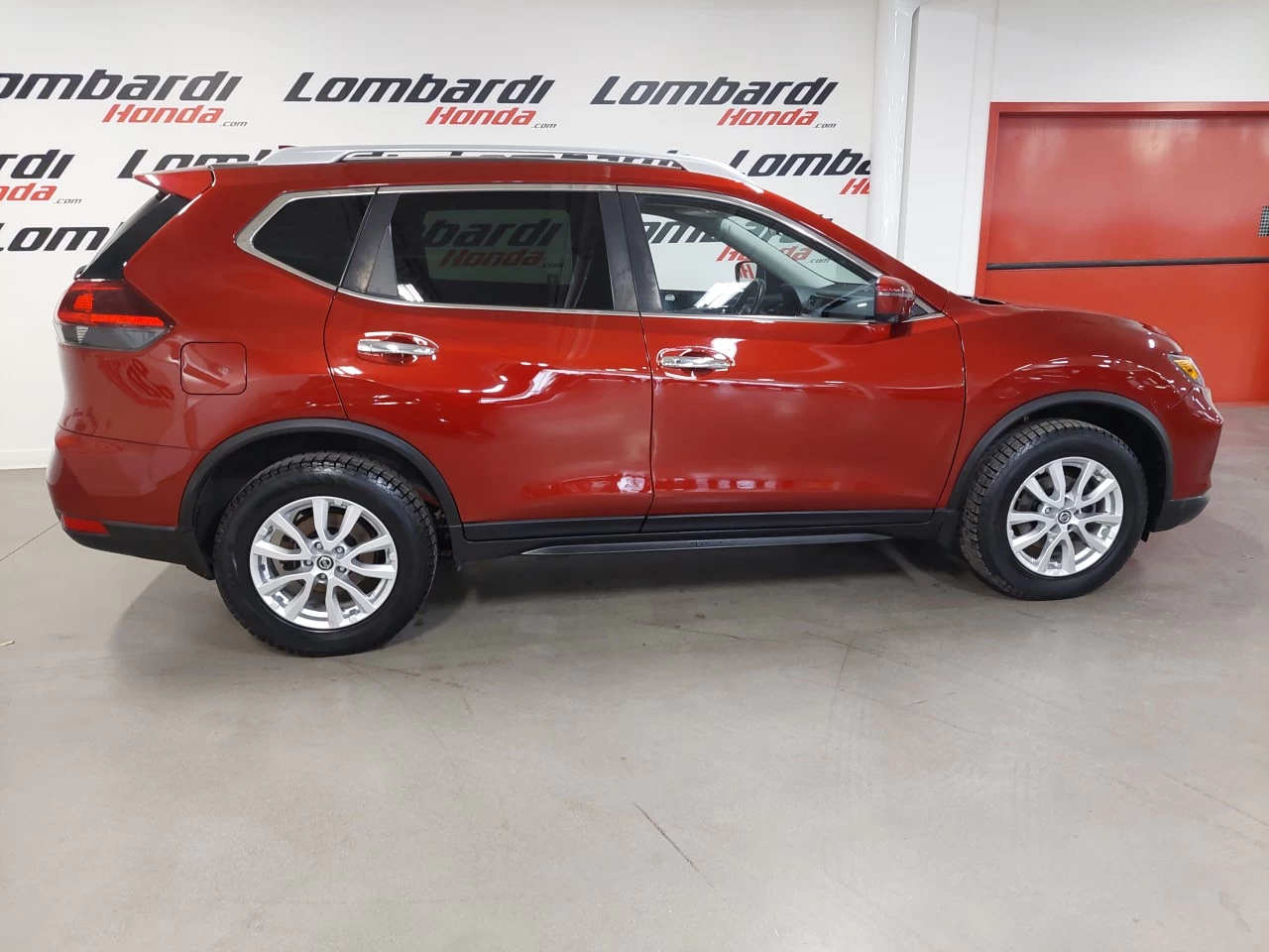 2018 Nissan Rogue
                                                    SV Main Image