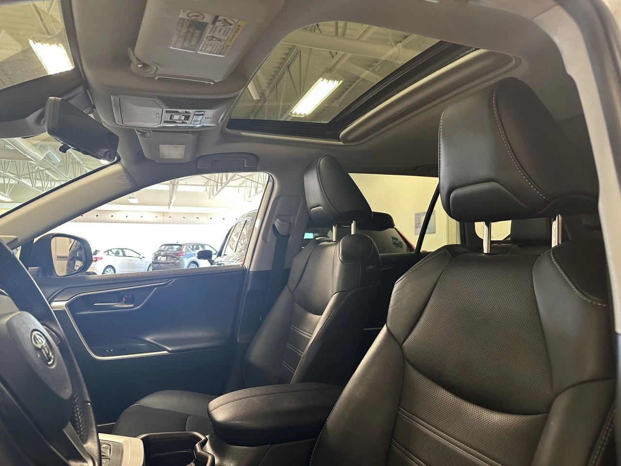 2021 Toyota RAV4
                                                    Limited Image principale