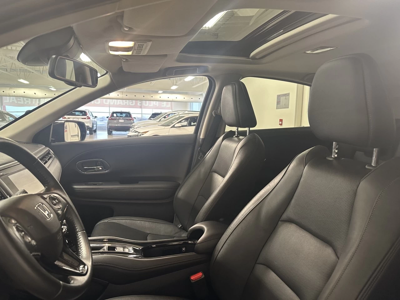 2022 Honda HR-V Touring Main Image