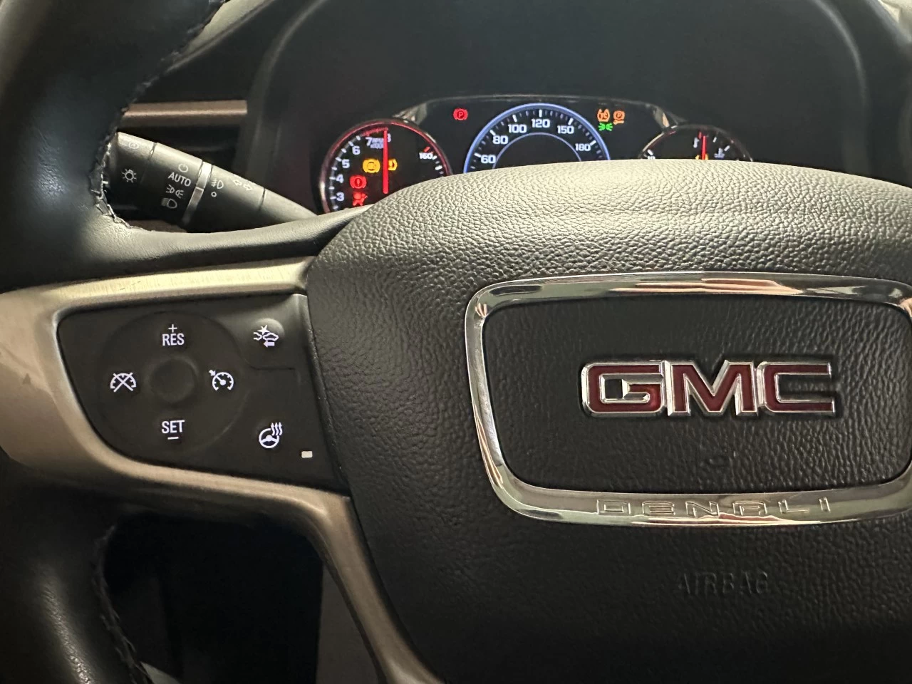 2023 GMC Acadia Denali Image principale
