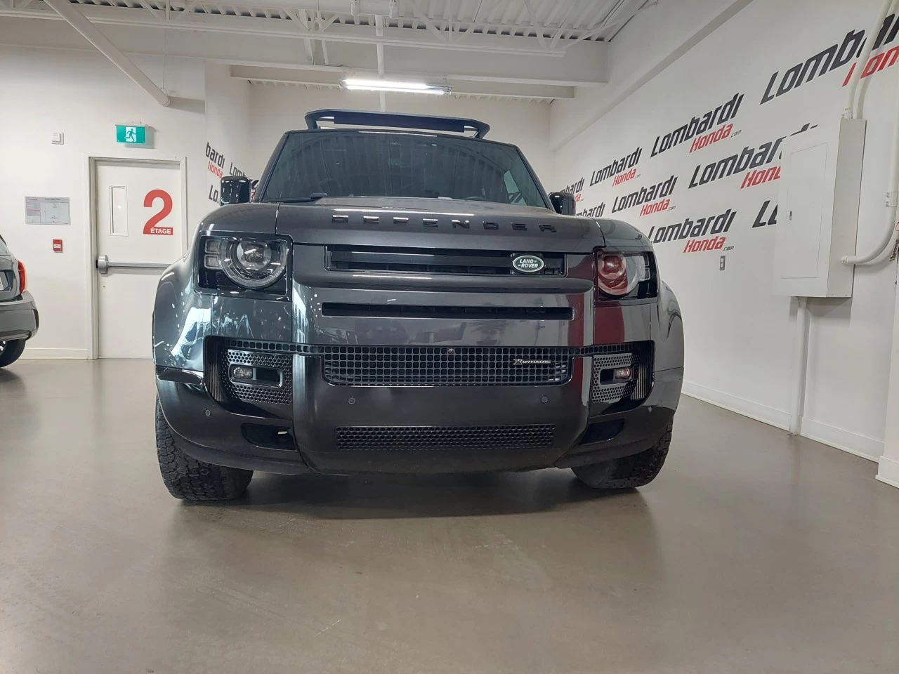 2023 Land Rover Defender
                                                    110 P400 X-Dynamic SE Carpathian Grey Image principale