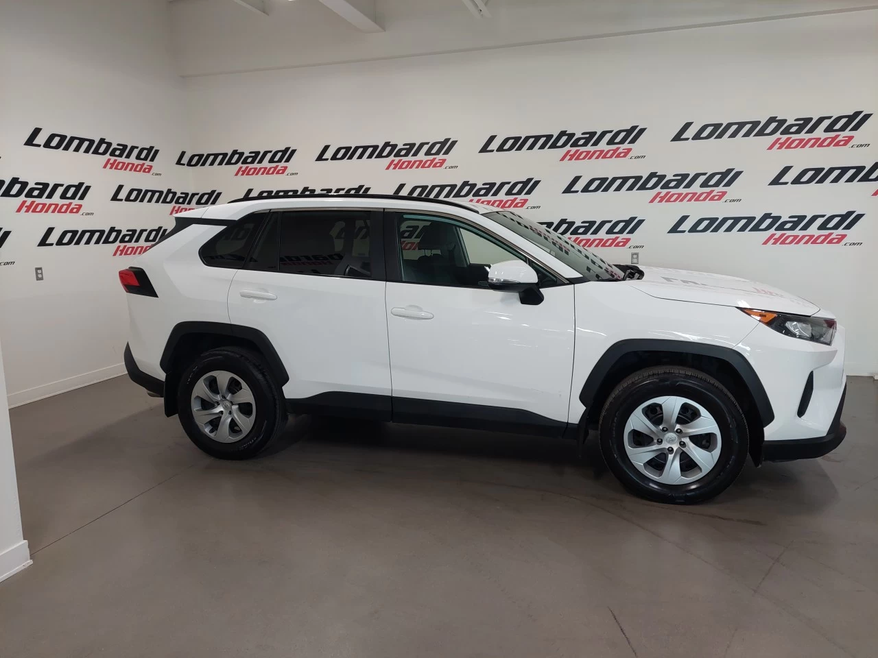 2021 Toyota RAV4
                                                    LE Image principale