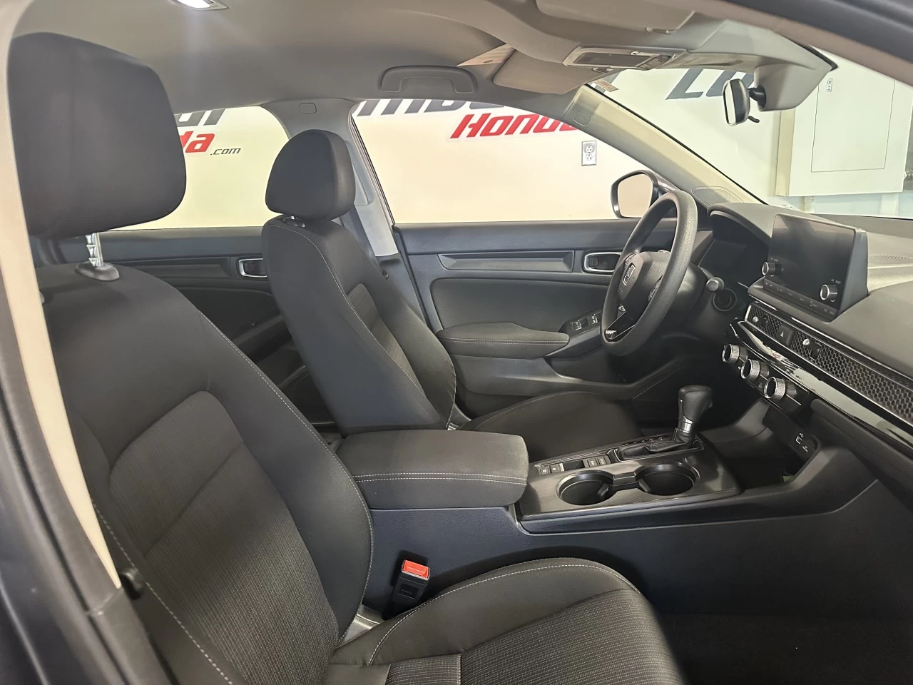 2024 Honda Civic LX-B Image principale