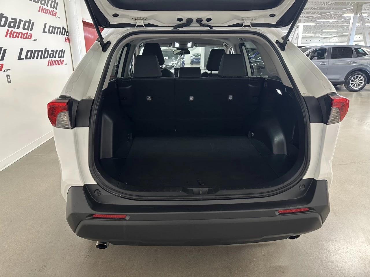 2022 Toyota RAV4 LE Image principale