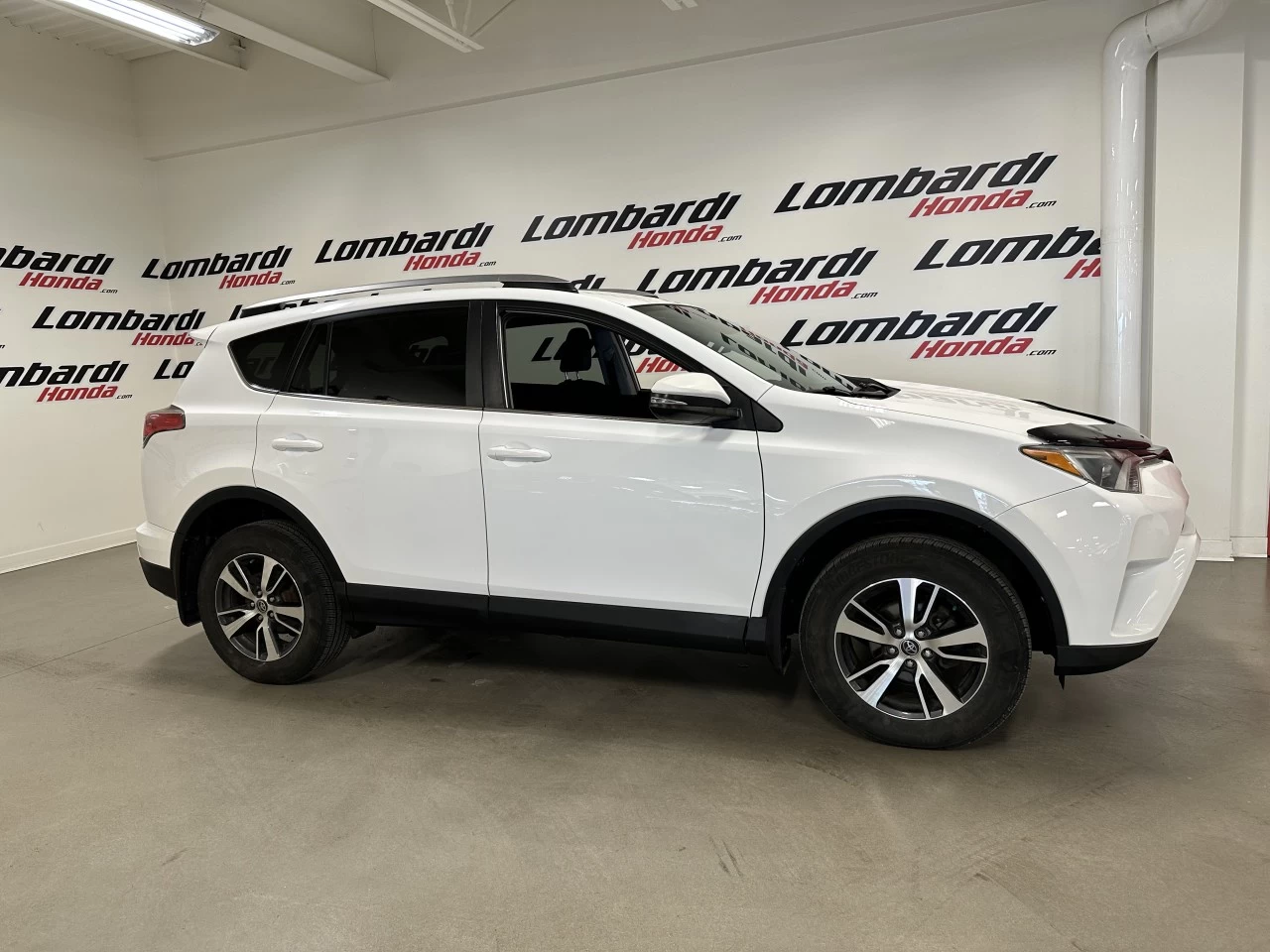 2018 Toyota RAV4 LE Main Image