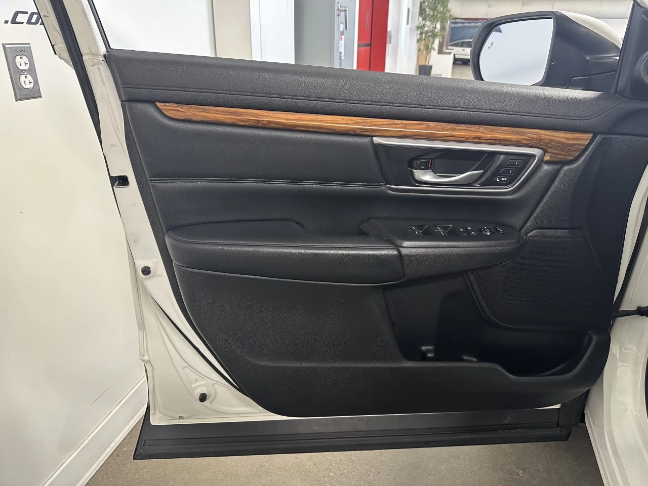 2017 Honda CR-V
                                                    Touring Main Image