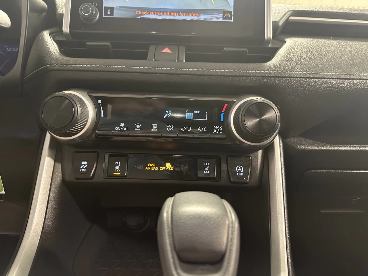 2023 Toyota RAV4
                                                    LE Image principale