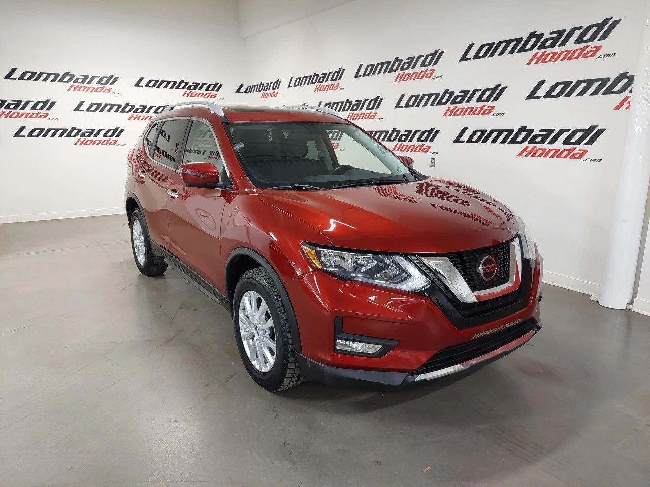 2018 Nissan Rogue
                                                    SV Main Image