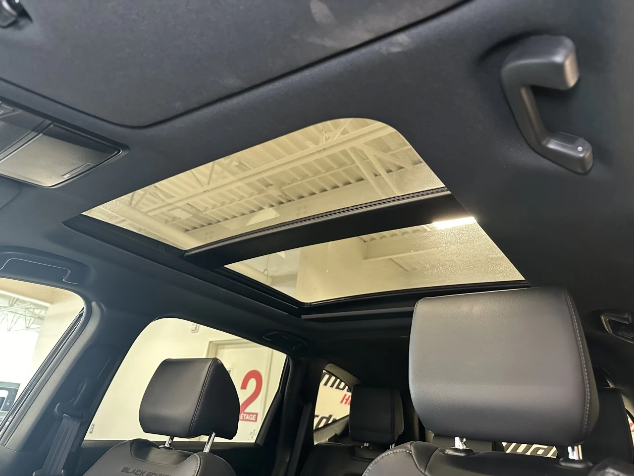 2022 Honda CR-V
                                                    Touring/Black Edition Image principale