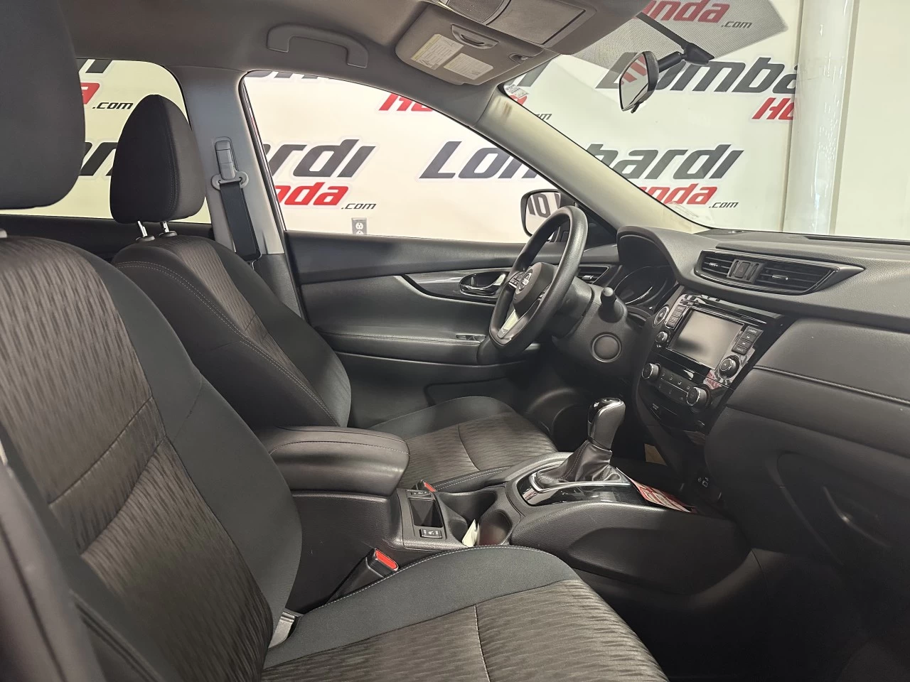 2018 Nissan Rogue SV Image principale