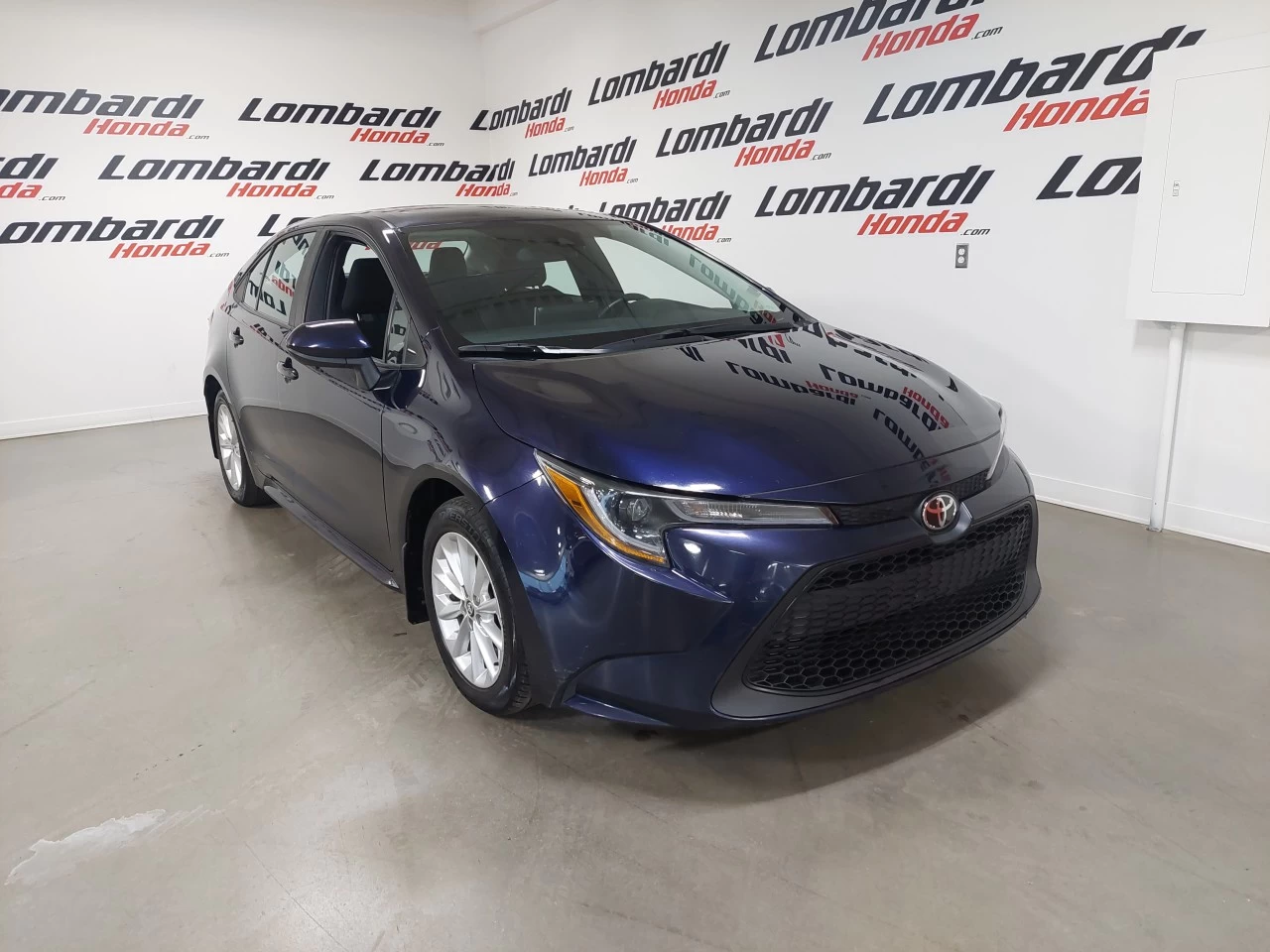 2021 Toyota Corolla LE https://www.lombardihonda.com/resize/b990ff35b810a3abc0cc817b2ca24889-1
